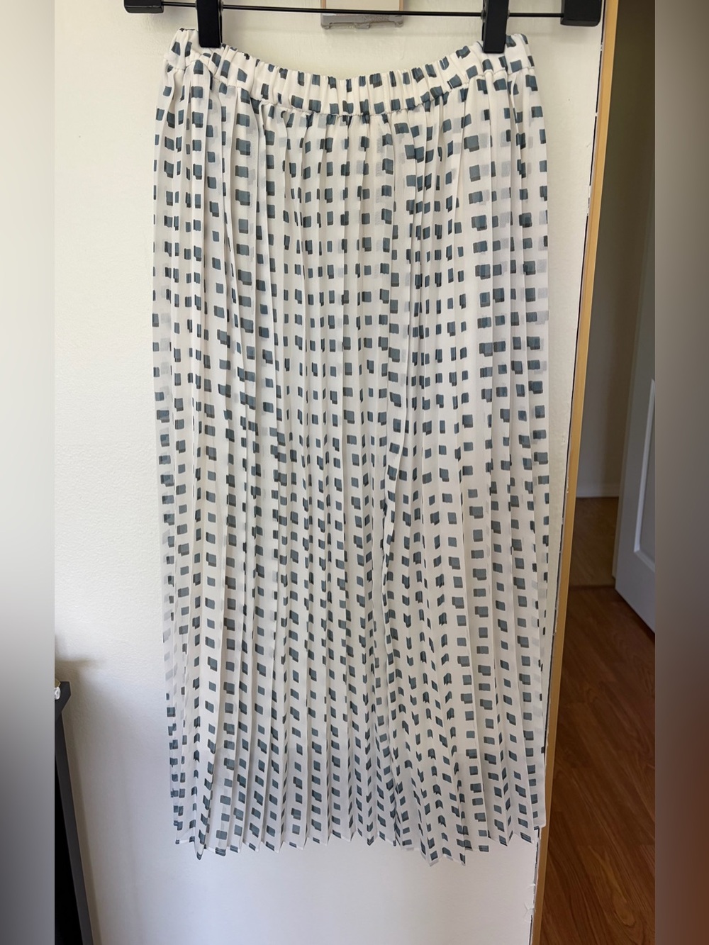 Uniqlo White Pleated Midi Skirt with Navy Square Print